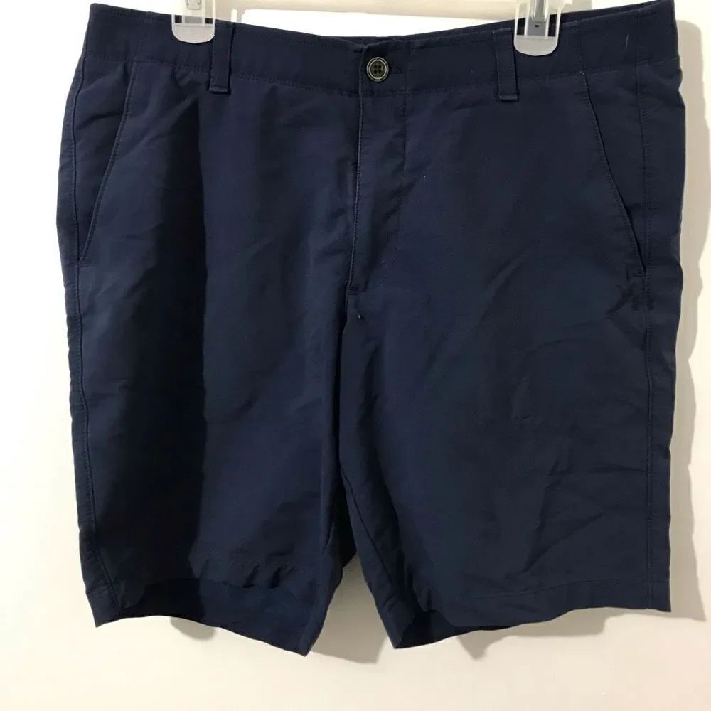 Under armor blue shorts With four pockets size 36       S121